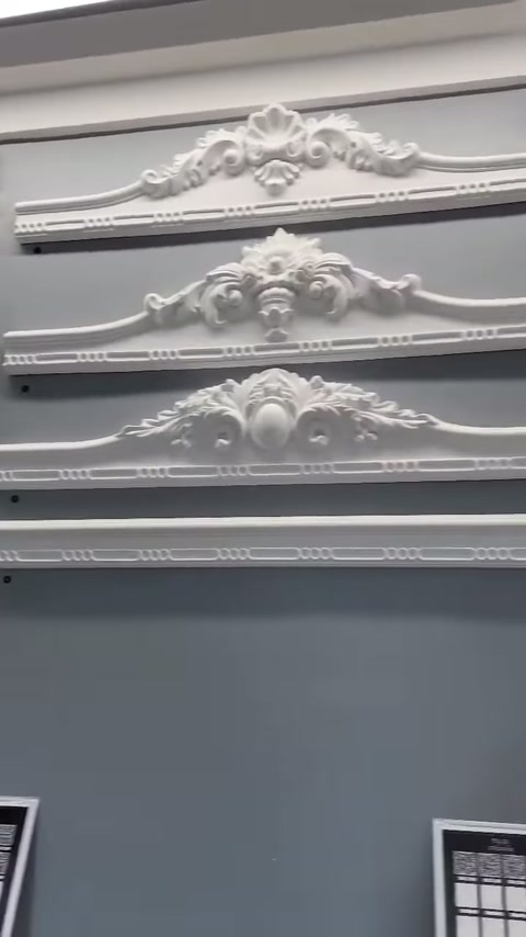 Da vicino sono visibili esempi di bordure in poliuretano con rilievi floreali posizionati orizzontalmente.
