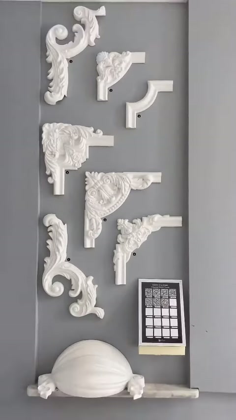 Sulla parete sono presentate parti decorative in poliuretano con diversi angoli di collegamento.