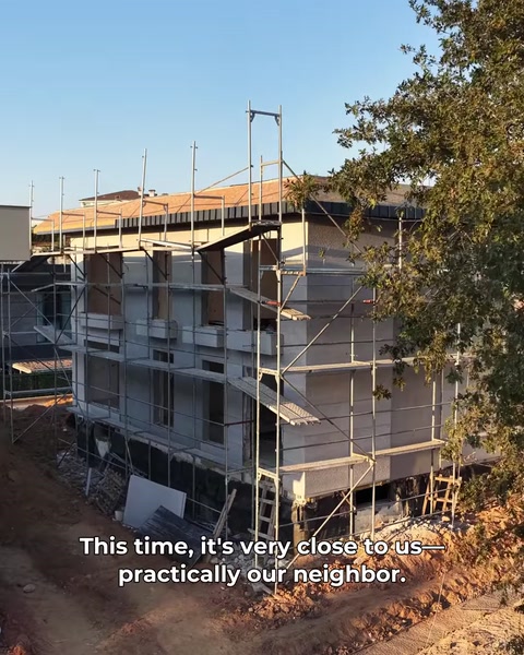 La facciata impalcata della villa attende un rilievo e una progettazione dettagliati