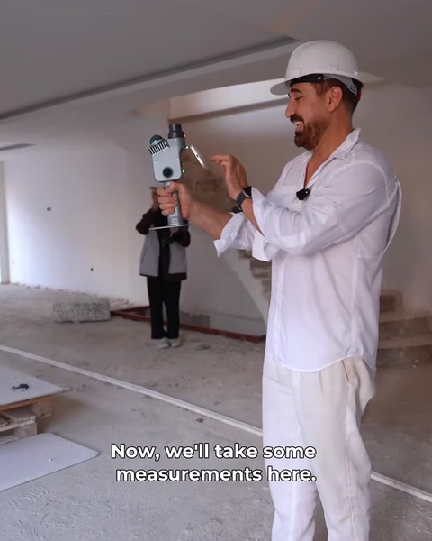 Un tecnico utilizza uno scanner portatile all'interno dell'edificio