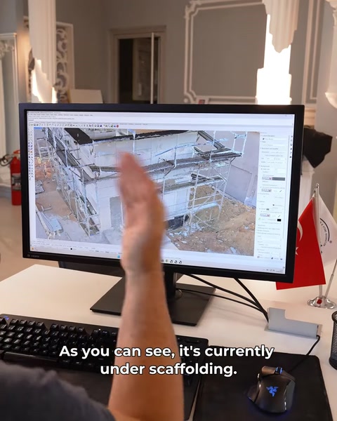 Il monitor mostra la villa scansionata sotto l'impalcatura