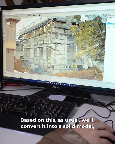Lo schermo del computer confronta la facciata scansionata con un modello solido