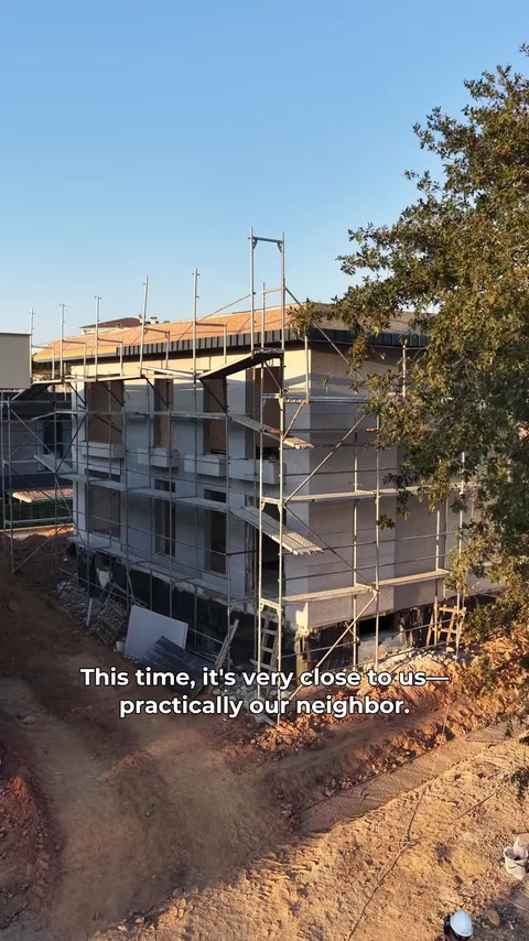 La facciata impalcata della villa attende un rilievo e una progettazione dettagliati