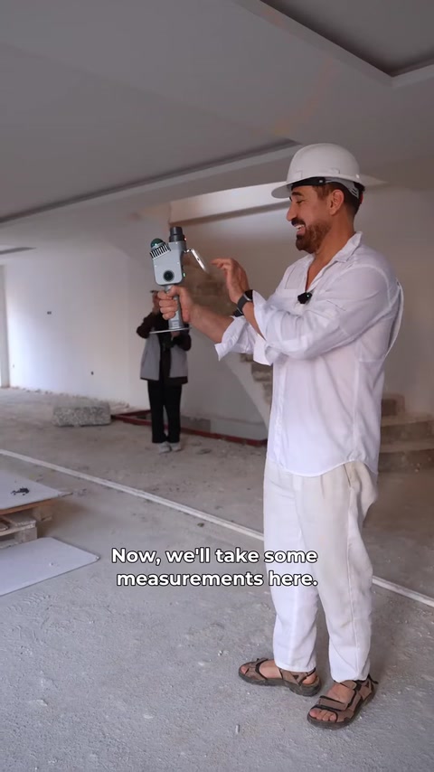 Un tecnico utilizza uno scanner portatile all'interno dell'edificio