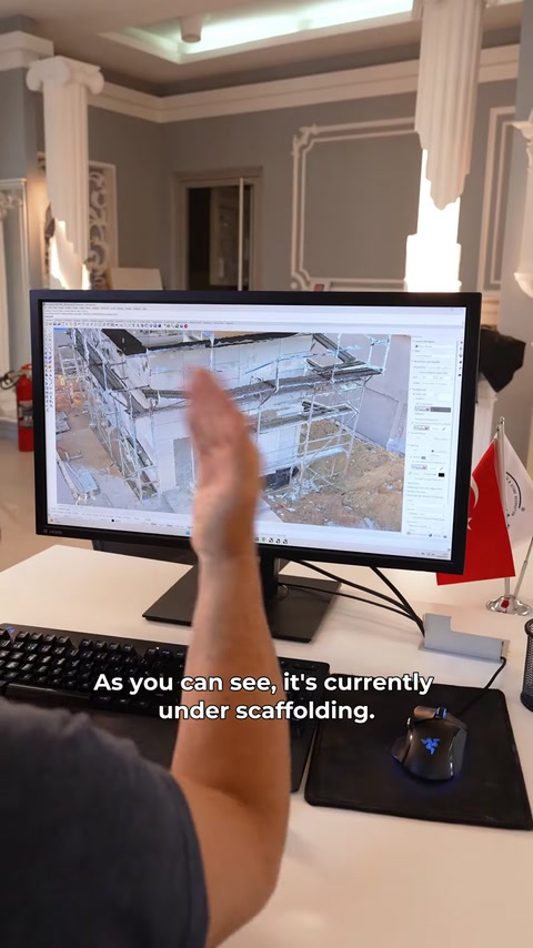Il monitor mostra la villa scansionata sotto l'impalcatura