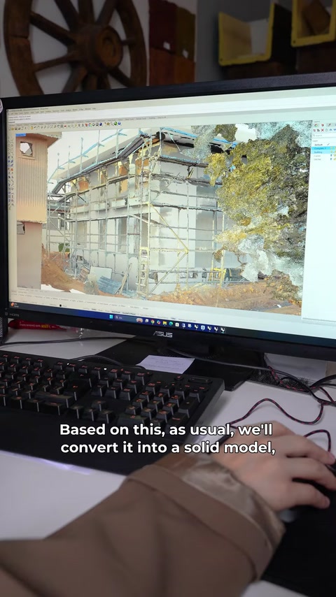 Lo schermo del computer confronta la facciata scansionata con un modello solido