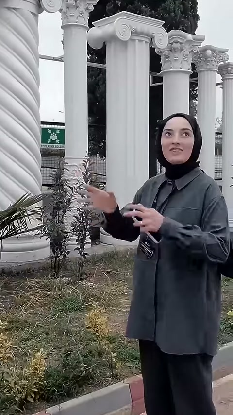 The presenter explains different shaft styles beside the row of columns.