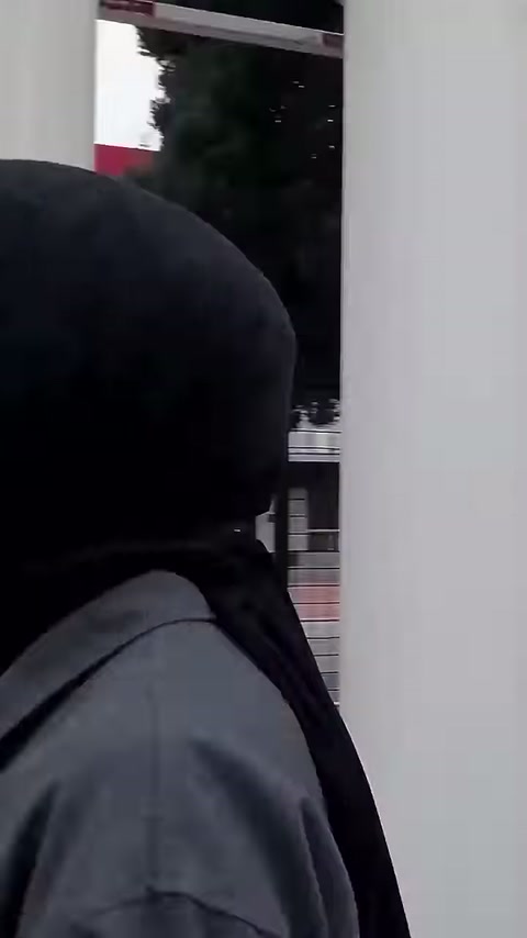 A close-up shows a plain white column shaft and the presenter.