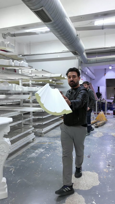 Artigiano che mostra il profilo curvo di un ornamento finito