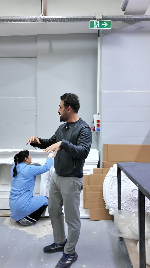 Operatore che esegue le rifiniture finali tra prodotti architettonici decorativi impilati