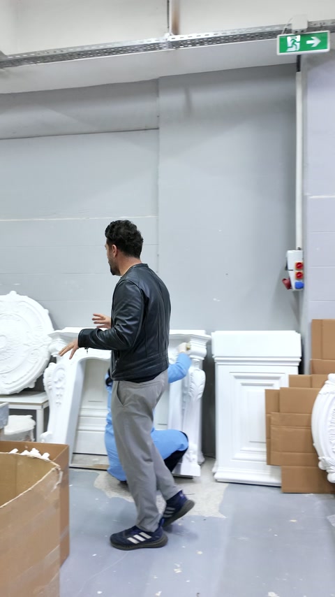 Cornici per camini e rilievi finiti in attesa di controllo e imballaggio