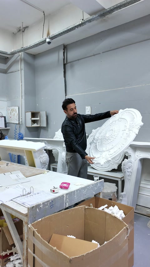 Grande rilievo circolare da soffitto esposto sopra la postazione di finitura