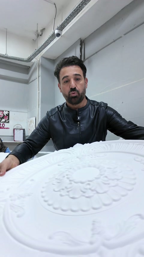 Dettagli floreali in rilievo visibili su un rilievo circolare da soffitto