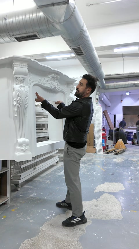 Profonda cornice decorativa per camino esposta nell’area produttiva