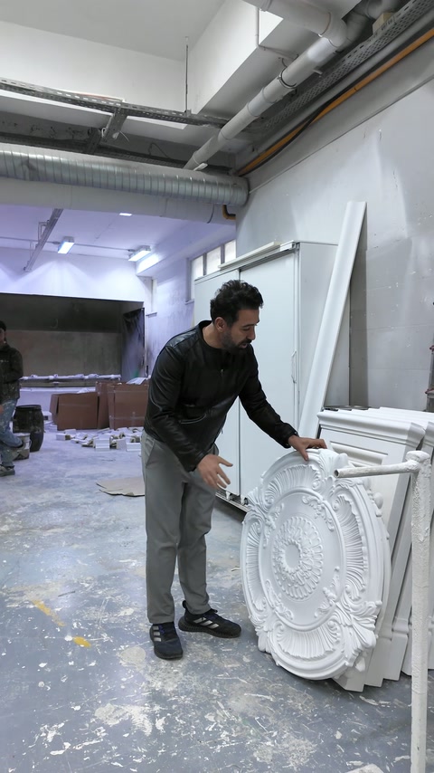 Rilievo circolare e pannelli decorativi alti disposti per la lavorazione finale