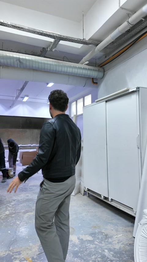 Ingresso dell’area di finitura accanto a prodotti decorativi bianchi impilati