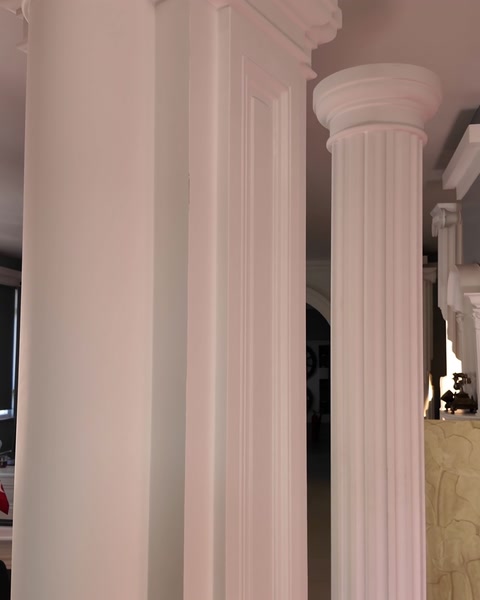 Round fluted column shaft with turned neck detail, no presenter
