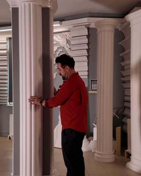 Hand on plain round column showing smooth uninterrupted surface