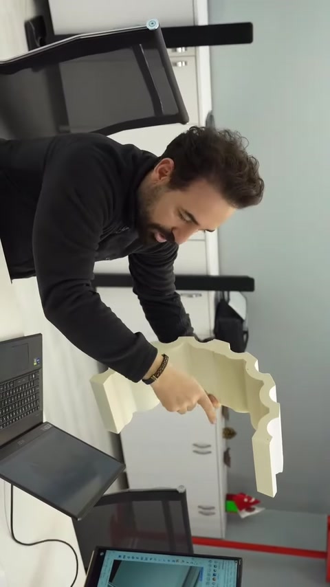 I punti di unione degli elementi curvi della colonna vengono controllati da vicino.