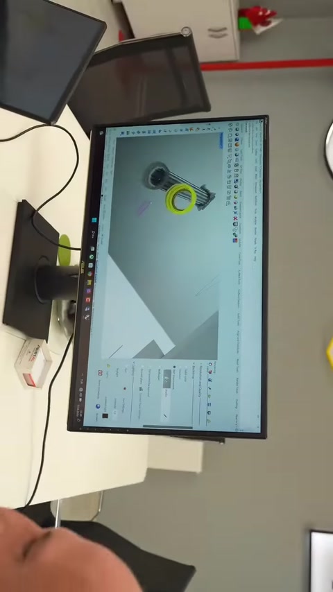 Il design digitale di una sezione circolare della colonna viene esaminato sullo schermo.