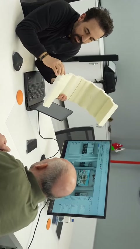 Un campione di colonna leggermente curva viene valutato tenendolo con entrambe le mani.