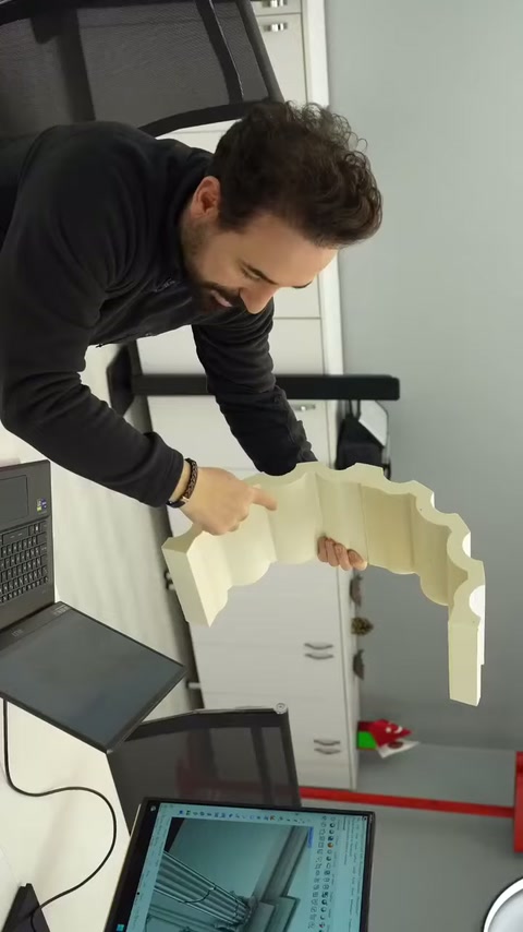 La cavità interna del corpo della colonna viene girata verso l'altro lato dell'ambiente di lavoro.