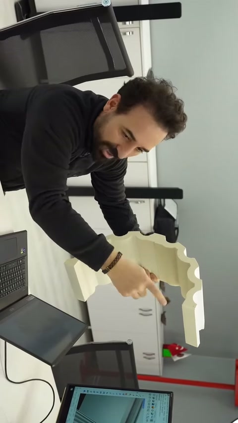 Mentre il pezzo di colonna decorativa viene tenuto verticale, i canali della superficie vengono controllati.