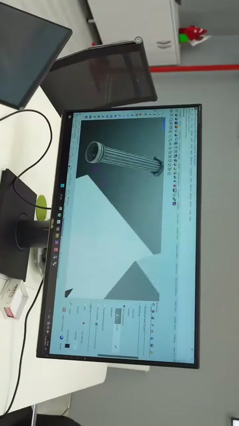 Un modello digitale di colonna viene visualizzato su un grande monitor durante la fase di progettazione.