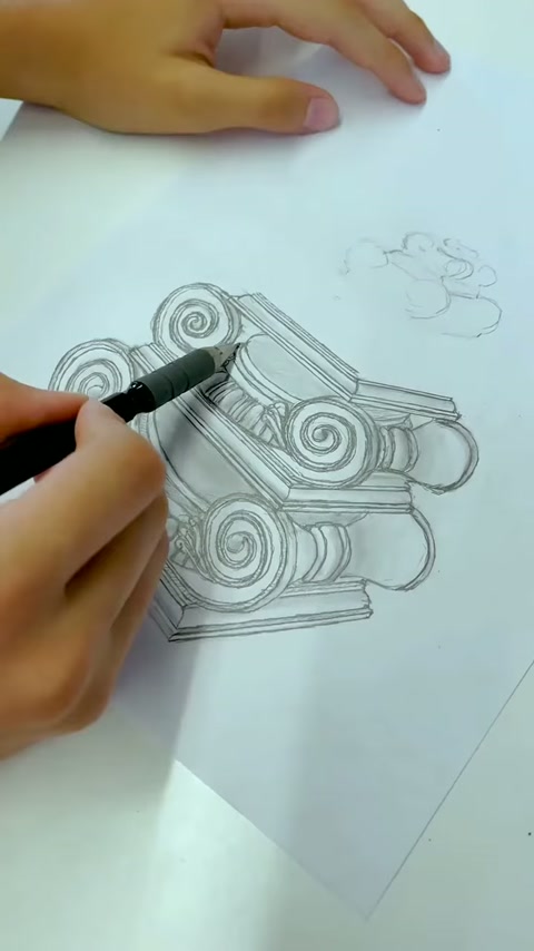 Kalem, İyon başlık çizimindeki spiral volüt hatlarını belirginleştiriyor.