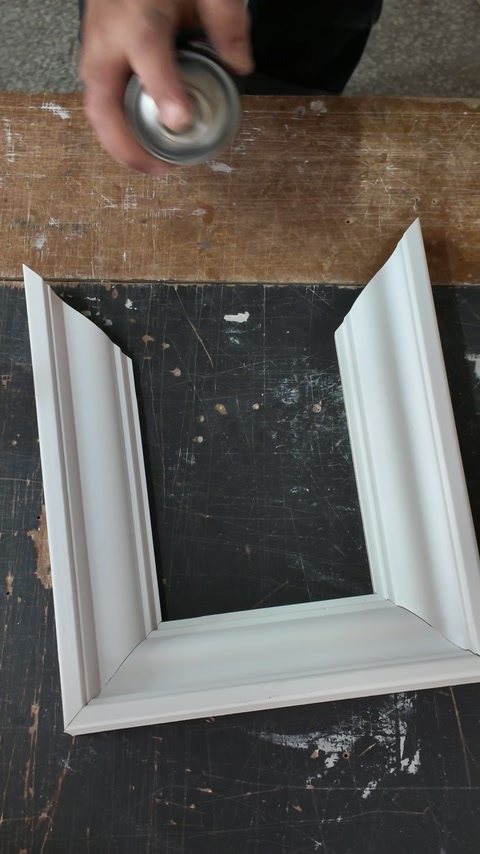 Quattro sezioni di modanatura tagliate formano una cornice decorativa rettangolare