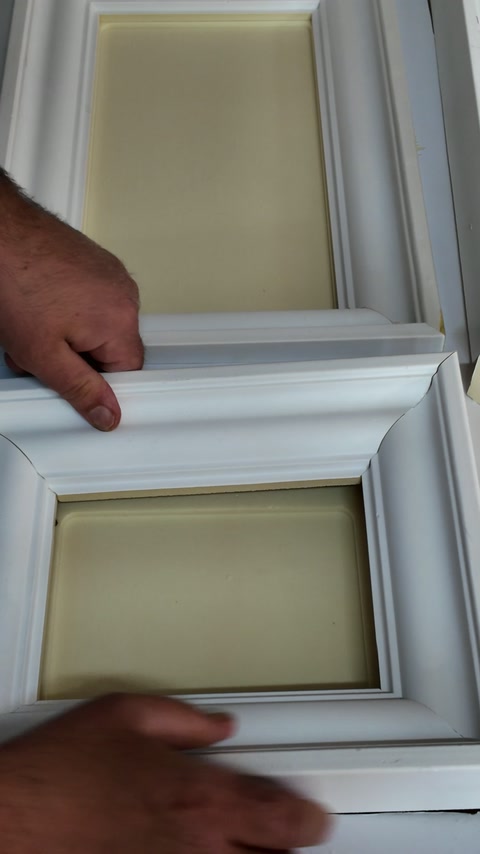 I profili sovrapposti della cornice sono allineati sulla superficie chiara del pannello