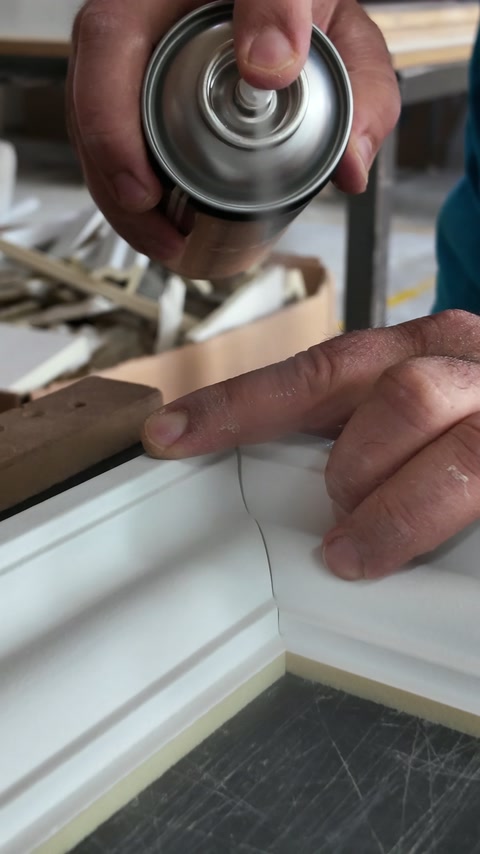 L’adesivo viene applicato vicino a un giunto d’angolo segnato