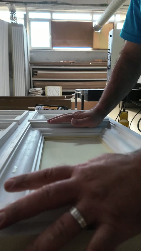 La modanatura decorativa viene premuta con decisione per allinearla al pannello