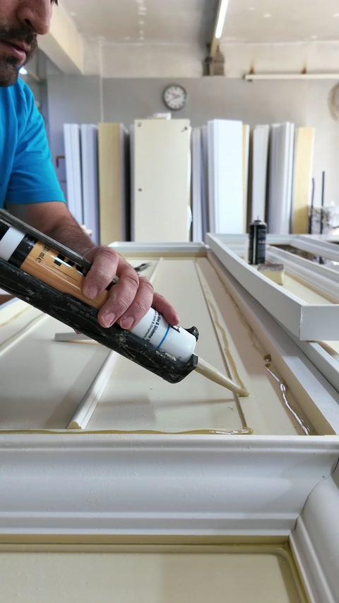 L’applicatore deposita l’adesivo lungo il bordo interno della cornice