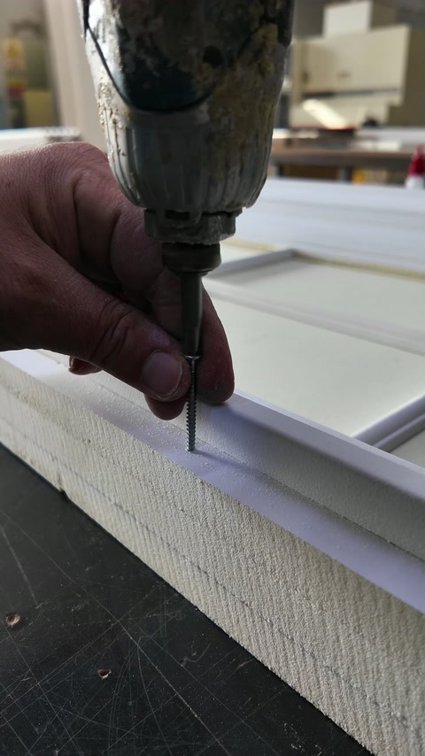 Un artigiano fora il bordo di un pannello in poliuretano