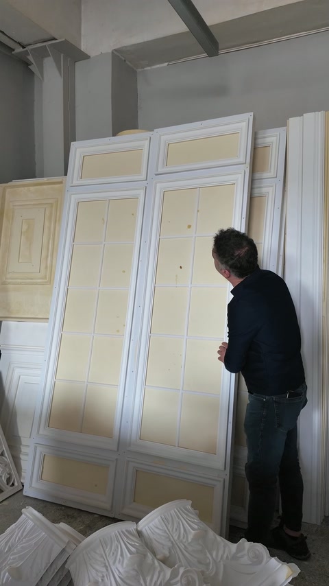 I pannelli assemblati del contorno porta sono disposti in verticale per l’ispezione finale