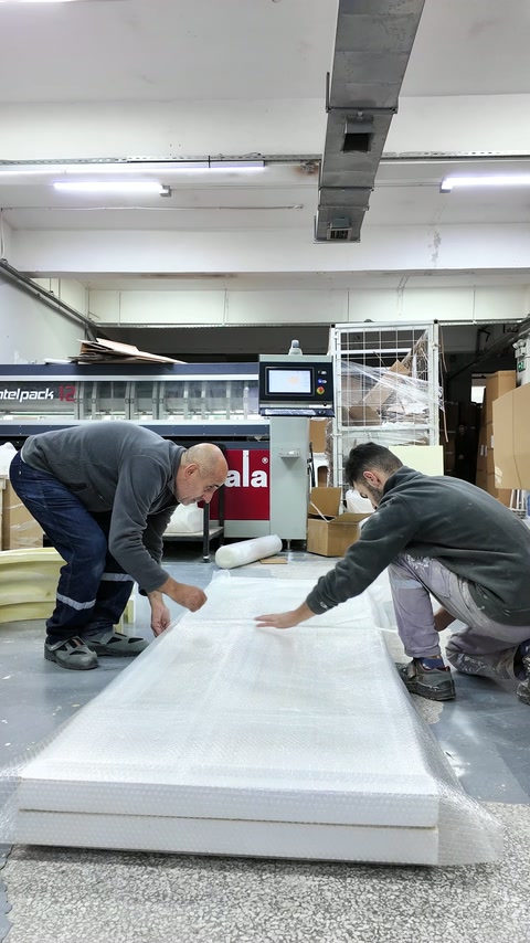 L’involucro protettivo viene fissato intorno al pannello del contorno porta completato