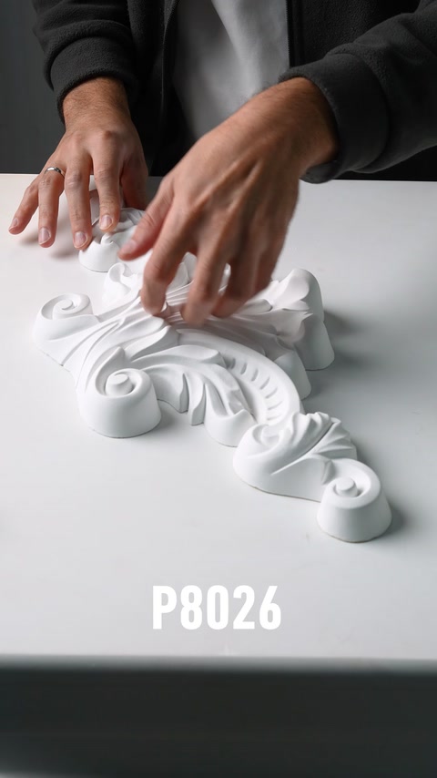 Primo piano di un pezzo applique decorativo in poliuretano scolpito a motivo acanto