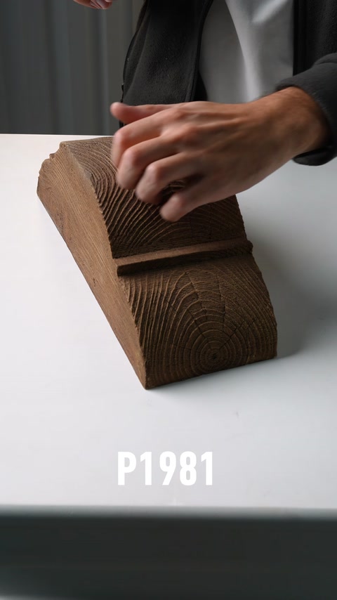 Consolle in poliuretano con finitura a texture legno vista da angolo laterale