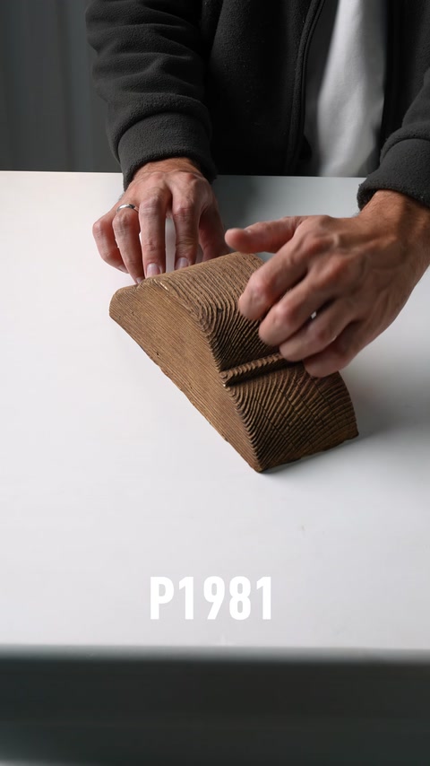 Consolle in poliuretano con finitura legno finto vista da angolo opposto