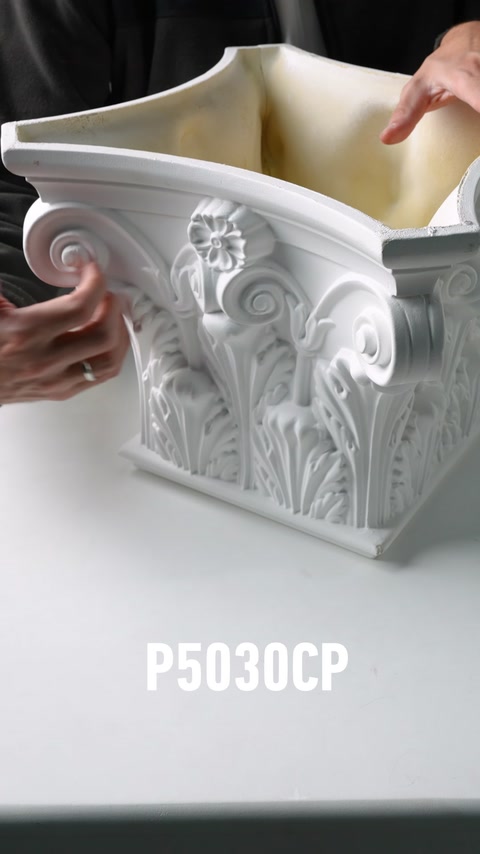 Capitello di colonna in poliuretano a foglia di acanto con texture scolpita dettagliata