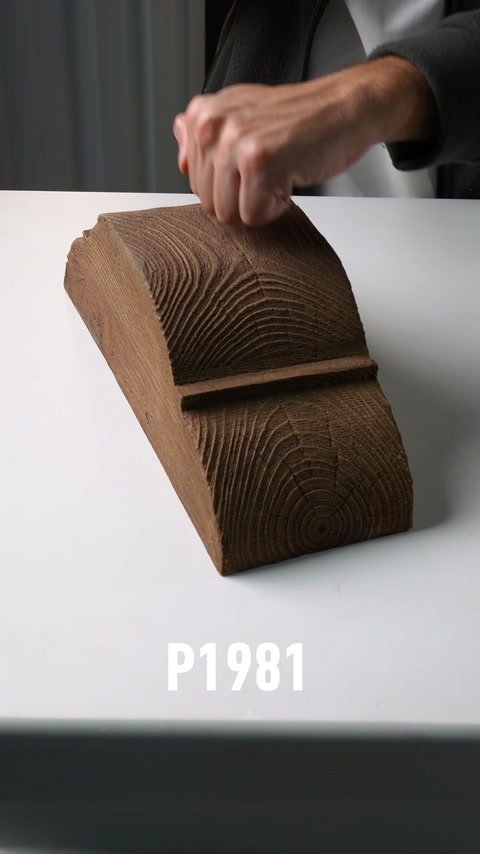 Consolle in poliuretano con finitura legno vista da angolo diverso