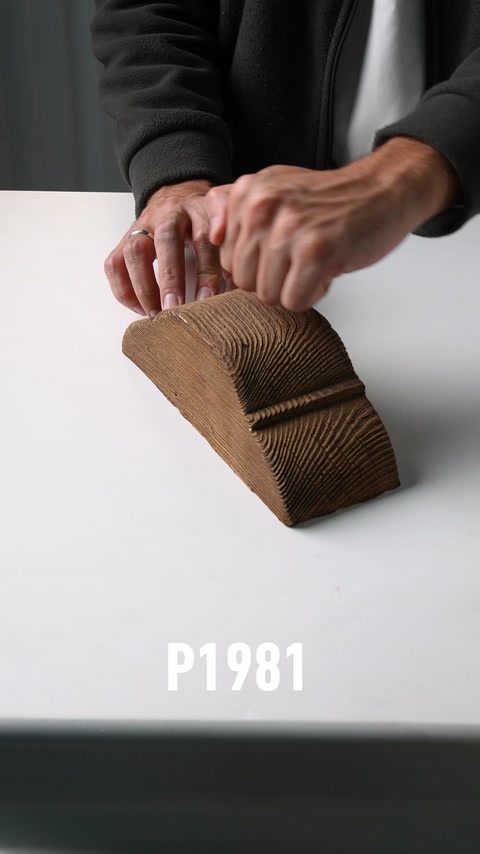 Mani che toccano la superficie di una consolle in poliuretano con texture legno