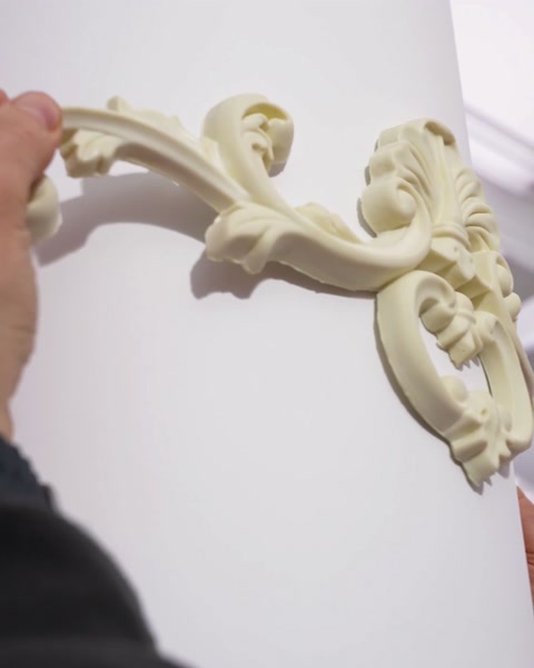 Detail of acanthus leaf carving lying flat on the column surface