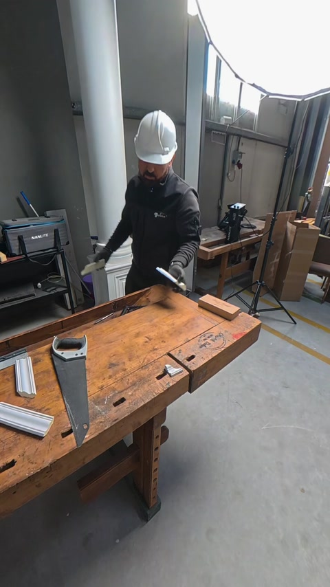 Kesilmiş bordürler, testere ve açı araçları tezgâhta sergileniyor.
