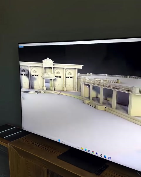 La composizione della facciata con colonne e l’ampia area della sala sono viste frontalmente
