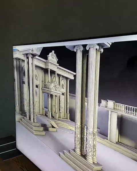 Le colonne scanalate e l’ingresso principale decorato sono mostrati da vicino