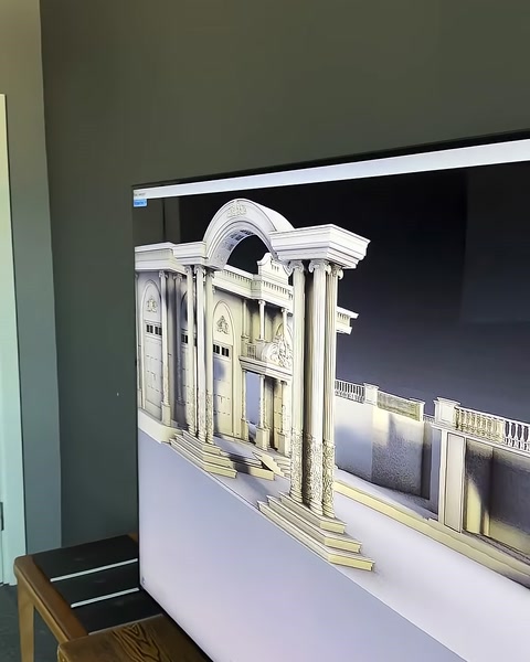 L’ingresso con gradini, l’arco e la disposizione delle colonne sono visibili di lato