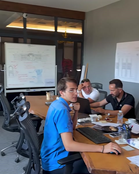 Il team di progetto valuta insieme le decisioni di design in una sala riunioni