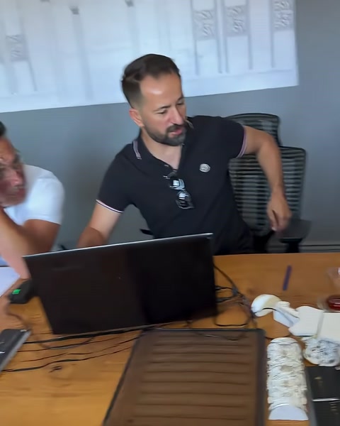 Il team valuta al computer i dettagli del progetto della sala